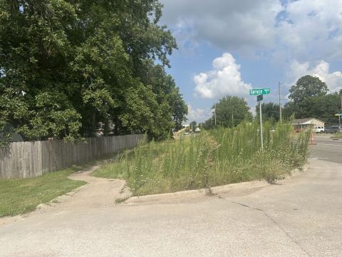 Yard photo for a volunteer request in Wichita, KS.