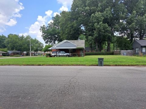 Yard photo for a volunteer request in Memphis, TN.