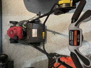 Working gas powered Honda mower w optional grass catcher — Push / self-propelled mower