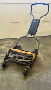 Bare-used Fiskars Push Reel Lawn Mower. Excellent condition. — Push / self-propelled mower